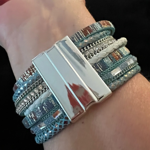 Women’s bracelet with magnetic closure - Picture 3 of 8